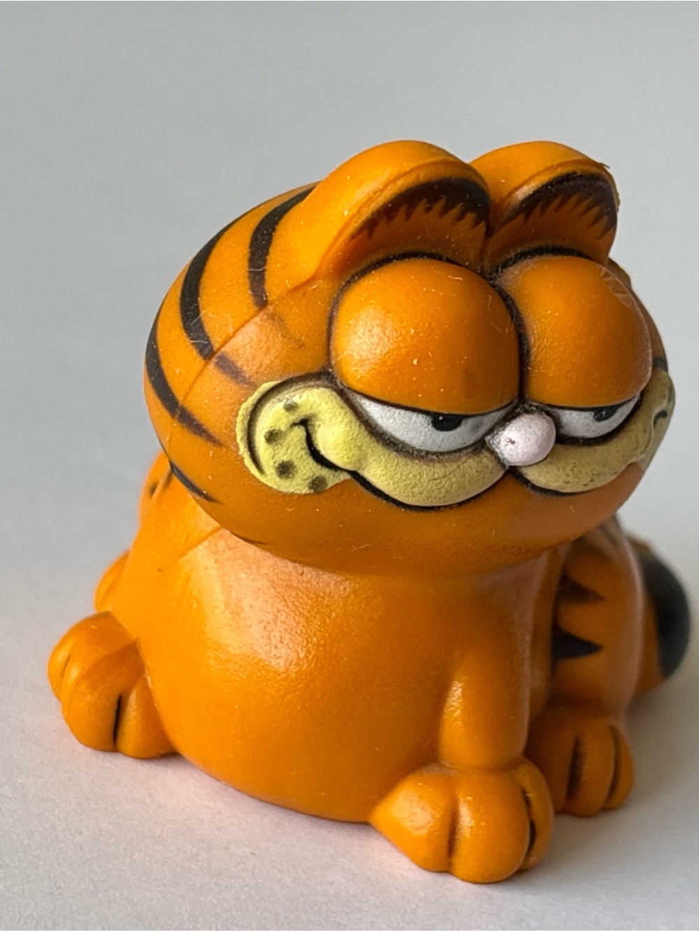 Vintage 1981 Garfield PVC Figure UFS Hong Kong 1.75” Mini Figurine - Picture 5 of 9